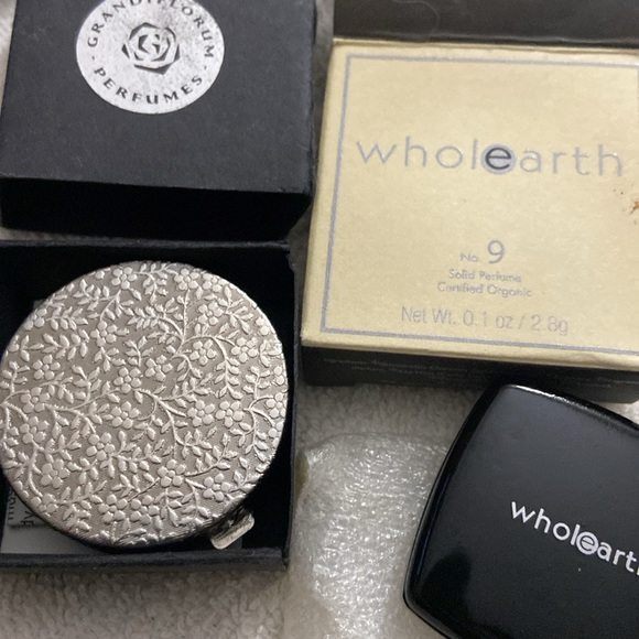 Assorted Compact Collection - Picture 4 of 6